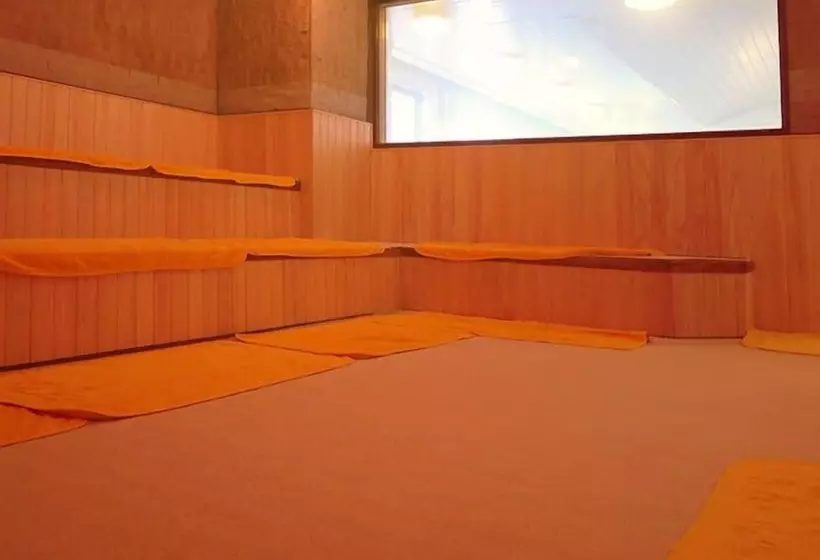 Sauna & Capsule Hotel Hollywood Caters To Men