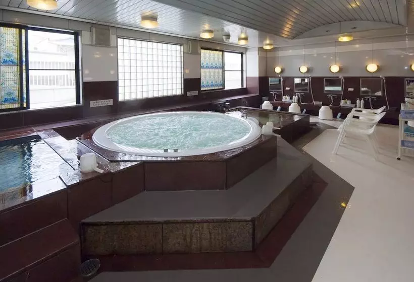 Sauna & Capsule Hotel Hollywood Caters To Men