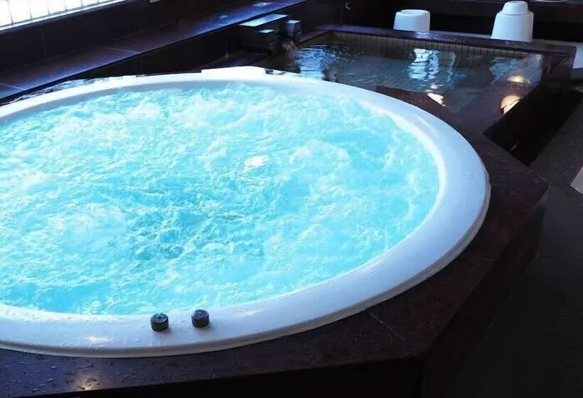 Sauna & Capsule Hotel Hollywood Caters To Men