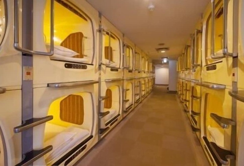 Sauna & Capsule Hotel Hollywood   Caters To Men