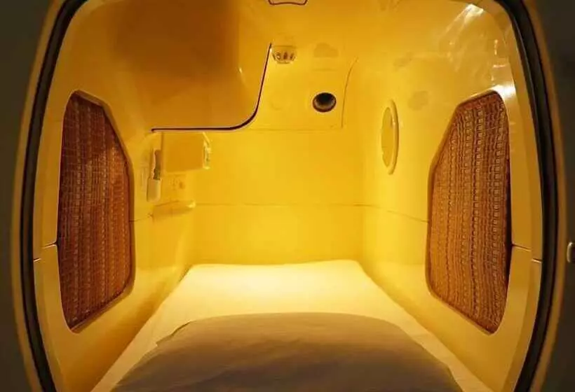 Sauna & Capsule Hotel Hollywood Caters To Men