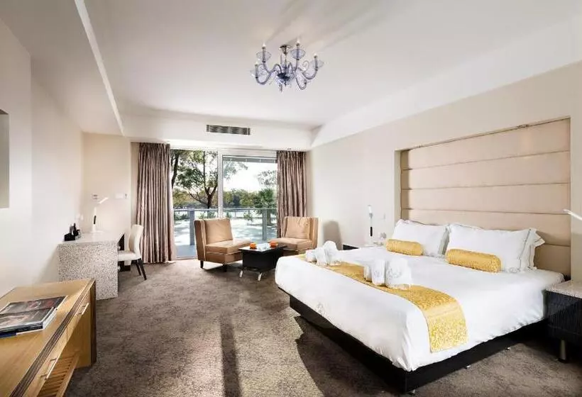 هتل Swan River