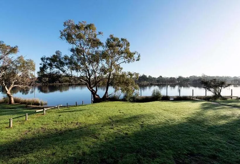 هتل Swan River