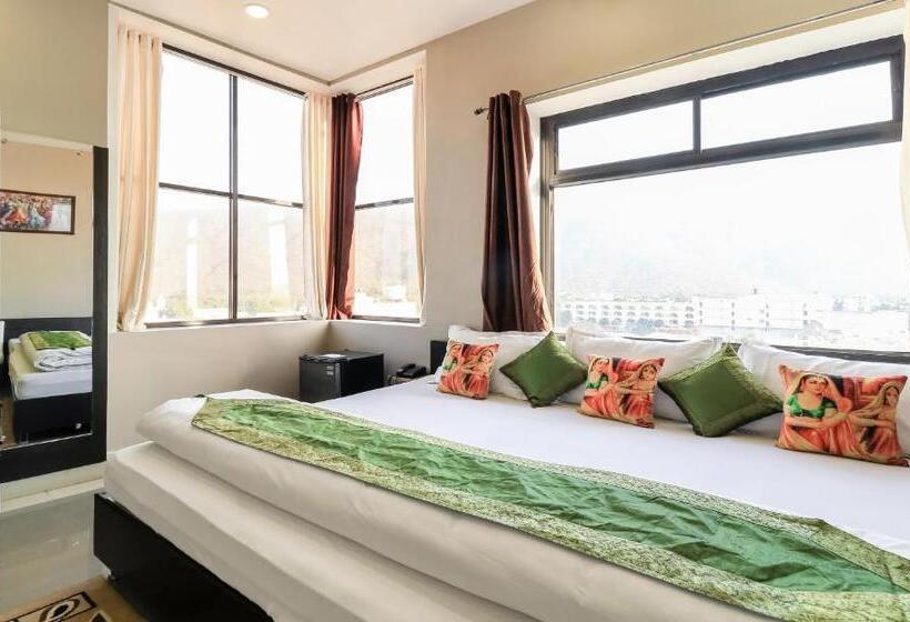 Hotel Treebo Raj Garden, Near Pushkar Lake