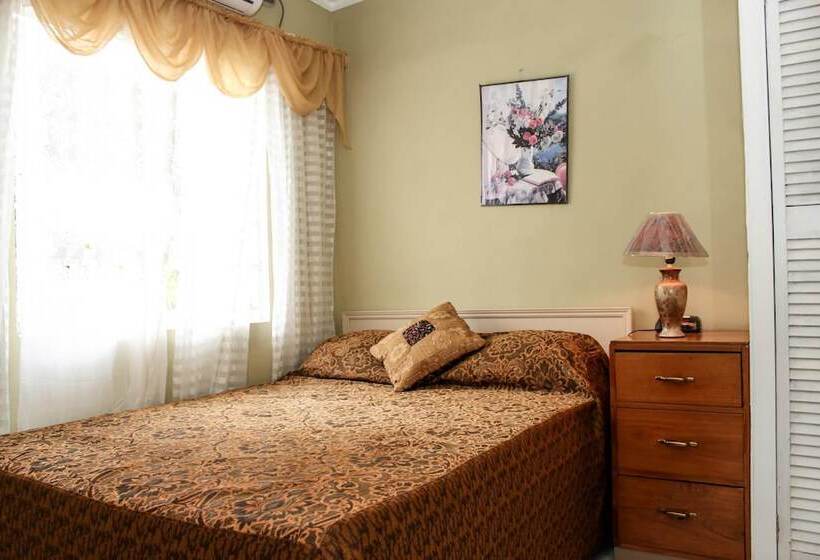 پانسیون La Mamre Guest House