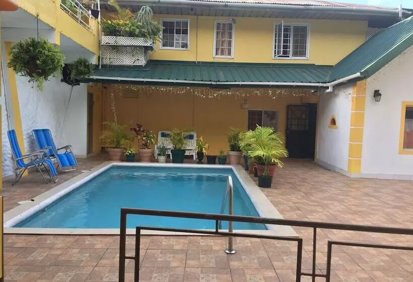 پانسیون La Mamre Guest House