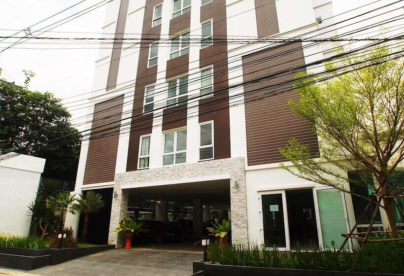 Riski Residence Ngamwongwan