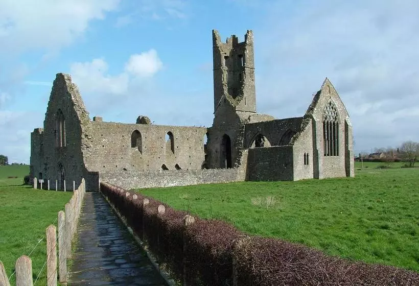 هتل Deebert House