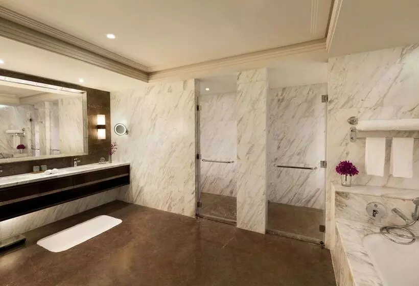 هتل Midtown Shangri La, Hangzhou Around 5 Minutes Walking Distance To West Lake