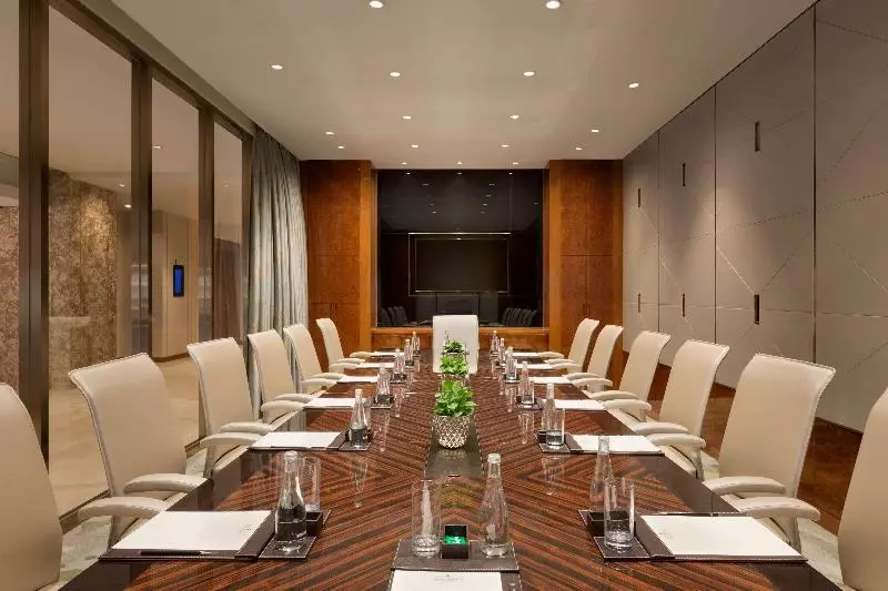 هتل Midtown Shangri La, Hangzhou Around 5 Minutes Walking Distance To West Lake