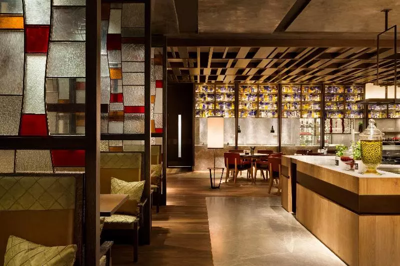 هتل Midtown Shangri La, Hangzhou Around 5 Minutes Walking Distance To West Lake