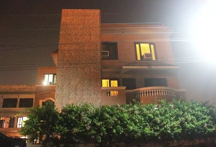 ホテル Oyo Rooms Near Paras Hospital