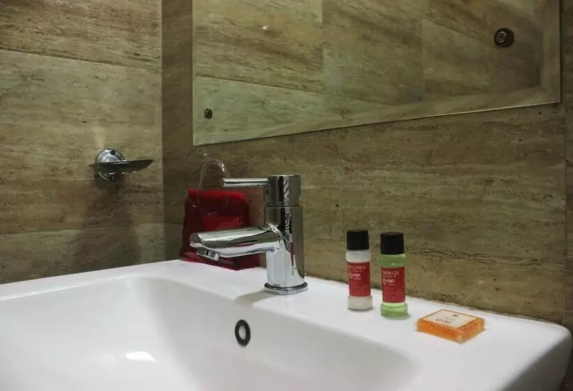ホテル Oyo Rooms Near Paras Hospital