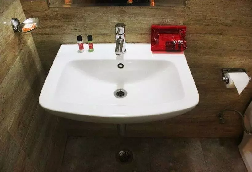 ホテル Oyo Rooms Near Paras Hospital