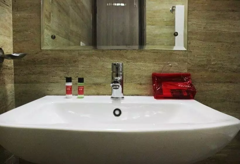 ホテル Oyo Rooms Near Paras Hospital