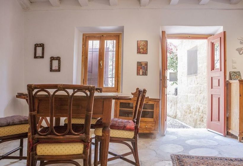 فندق Red Door House