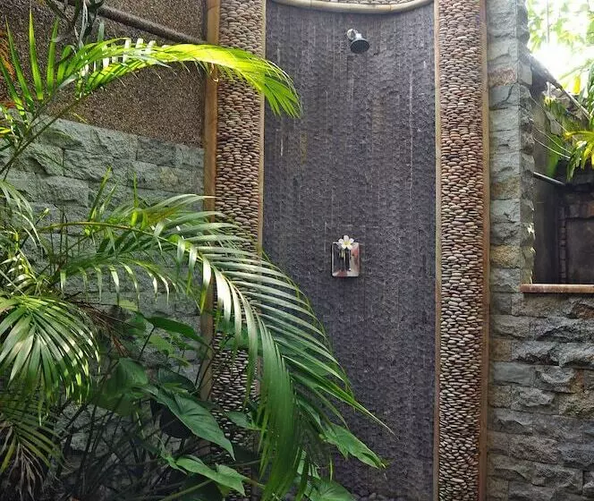 هتل Three Brothers Bungalows & Villas