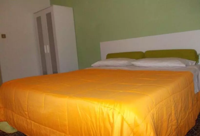 تختخواب و صبحانه Travellers Lodge Bed & Rooms