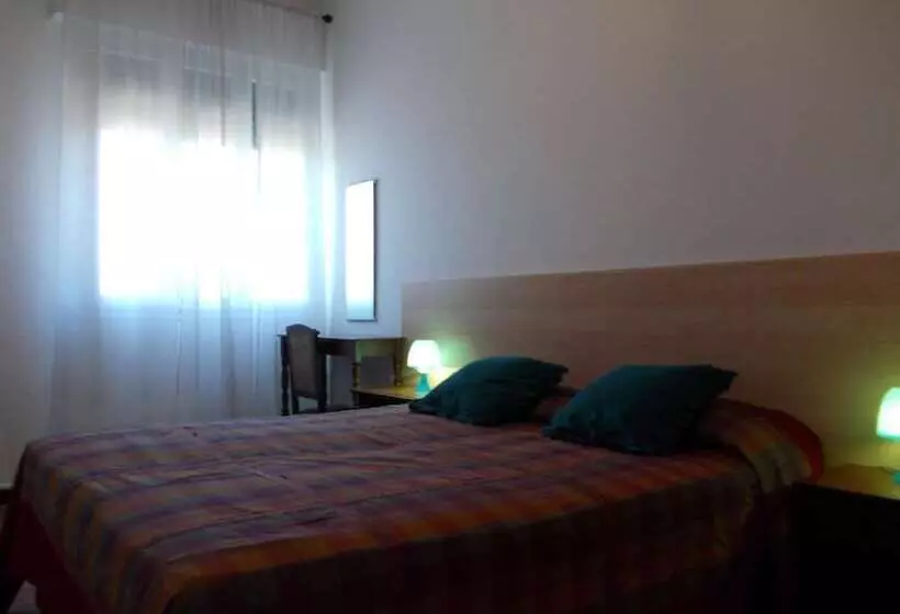 تختخواب و صبحانه Travellers Lodge Bed & Rooms