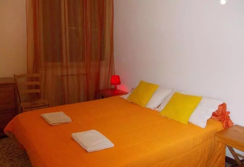 تختخواب و صبحانه Travellers Lodge Bed & Rooms