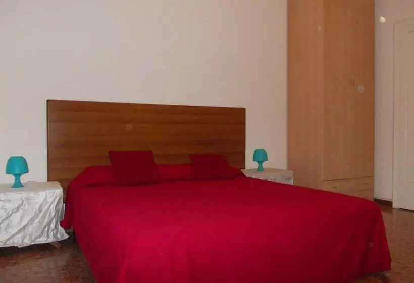 تختخواب و صبحانه Travellers Lodge Bed & Rooms