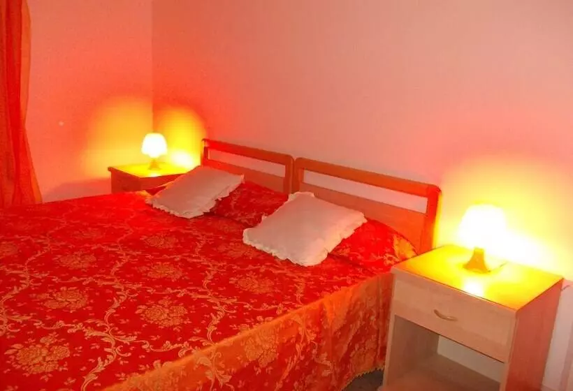 تختخواب و صبحانه Travellers Lodge Bed & Rooms