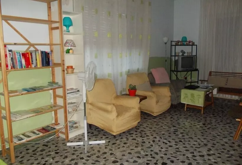 تختخواب و صبحانه Travellers Lodge Bed & Rooms