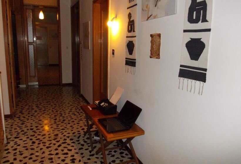 Bed and Breakfast Travellers Lodge Bed & Rooms