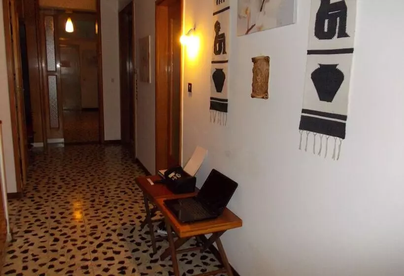 تختخواب و صبحانه Travellers Lodge Bed & Rooms