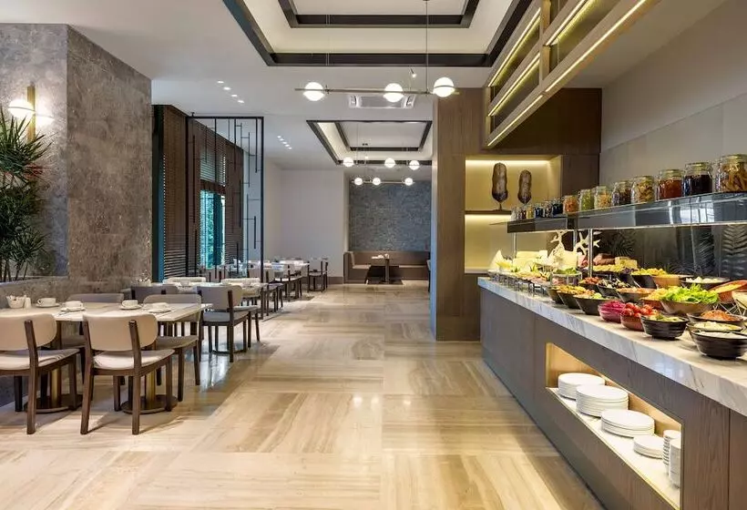 Hotelli Mövenpick Living Istanbul Camlivadi