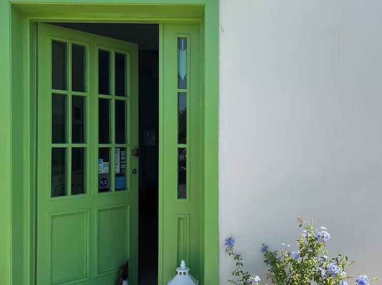 تختخواب و صبحانه Country Cottage