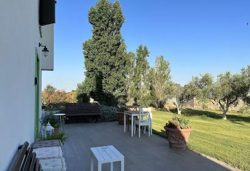 تختخواب و صبحانه Country Cottage