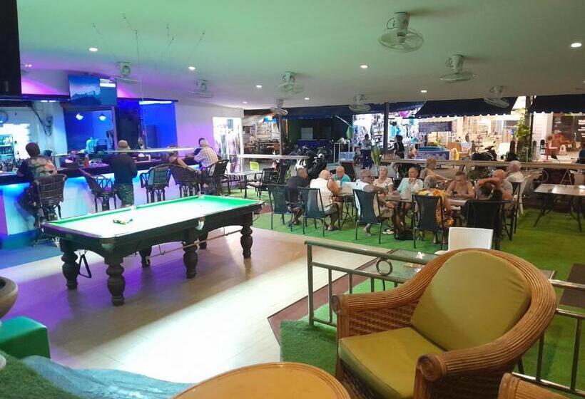 پانسیون Oasis Guesthouse & Bar