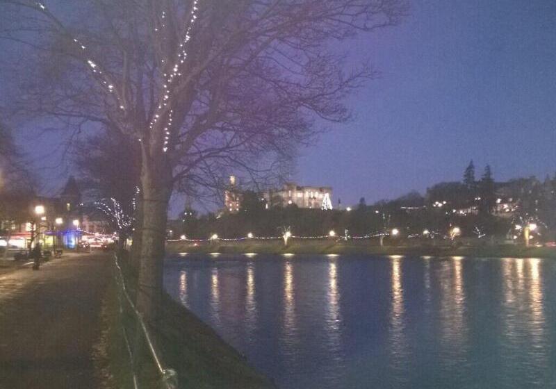 تختخواب و صبحانه Rossmount Guest House