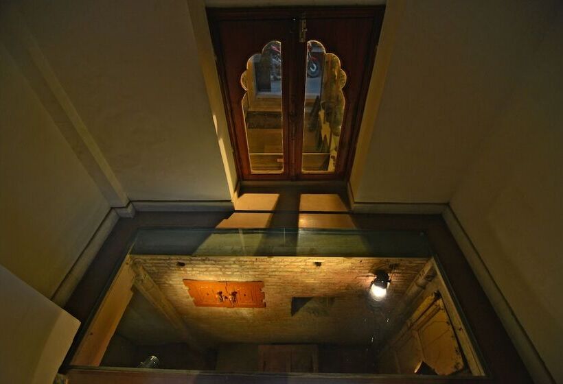 هتل Haveli Dharampura   Unesco Awarded Boutique Heritage