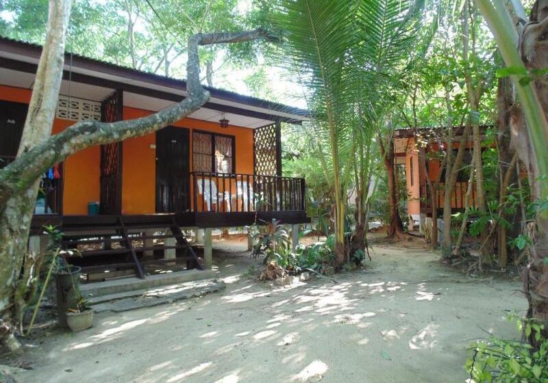 هتل Moonhut Bungalows