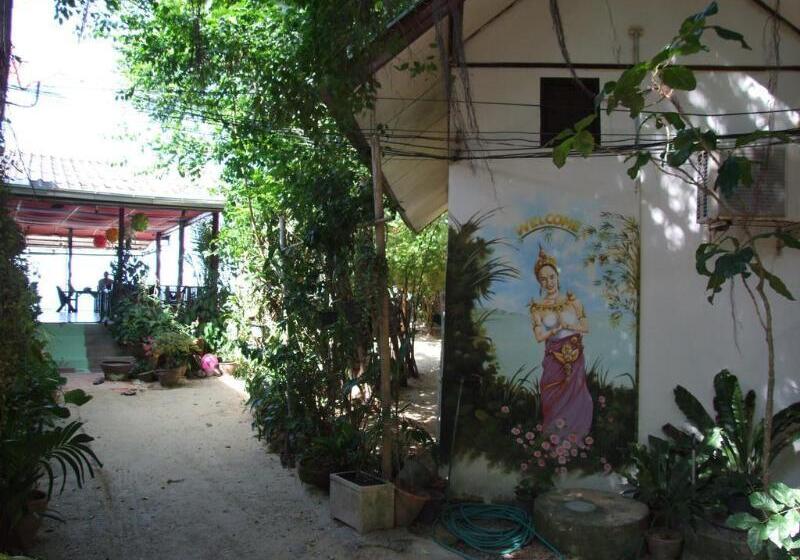 هتل Moonhut Bungalows