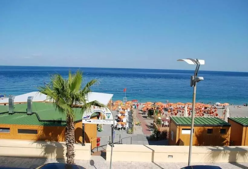 Hotelli Maniel Beach