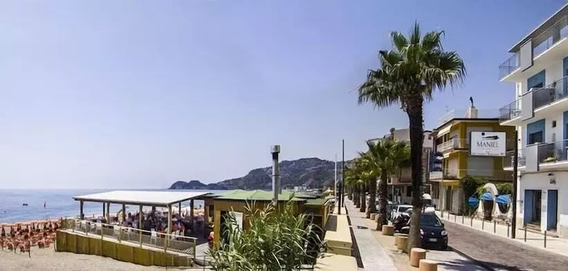 Hotelli Maniel Beach