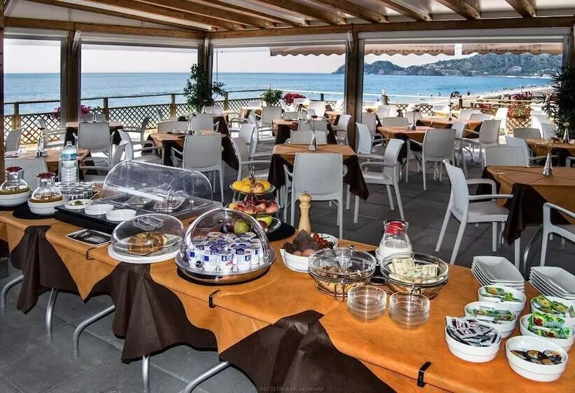 Hotelli Maniel Beach