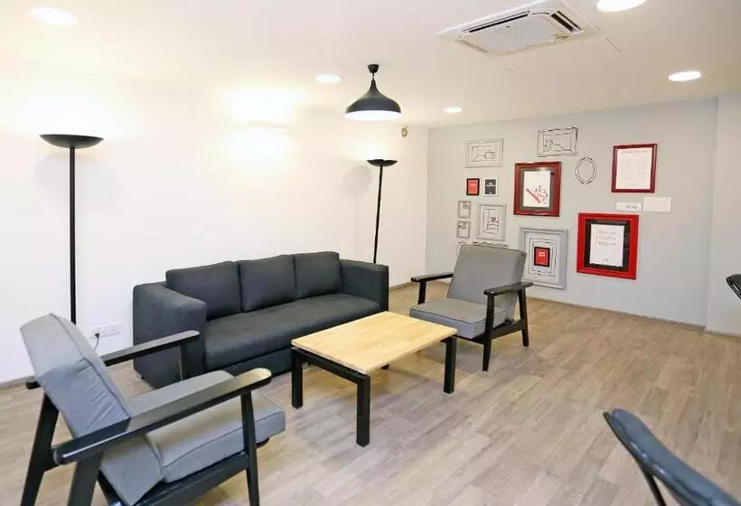 ホテル OYO Townhouse 017 HUDA City Center