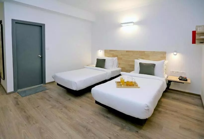 ホテル OYO Townhouse 017 HUDA City Center