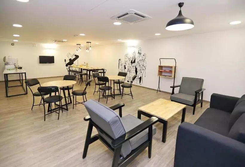ホテル OYO Townhouse 017 HUDA City Center