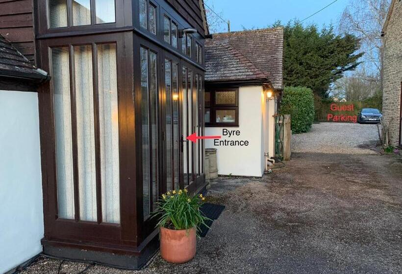 مبيت وإفطار The Byre