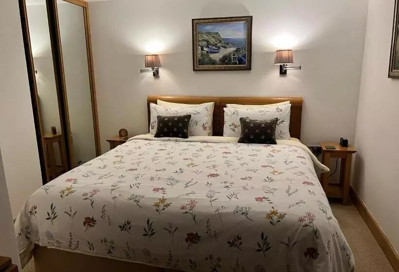 Lands End Hostel And B&b