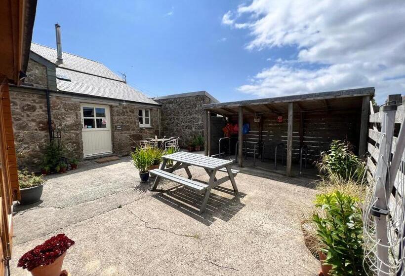 Lands End Hostel And B&b