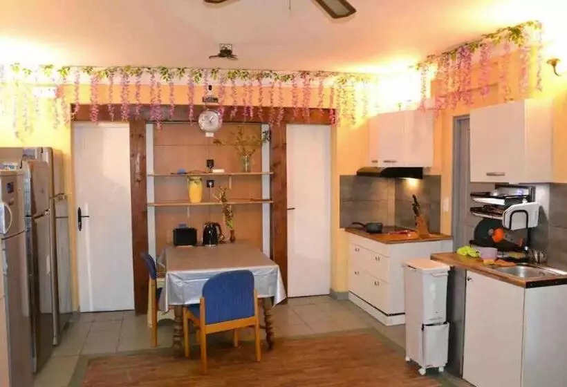 Leleka Hostel