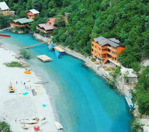 تختخواب و صبحانه Livadhi Guesthouse Komani Lake