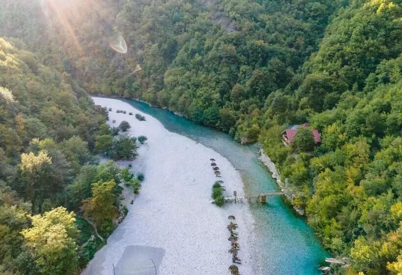 ベッドアンドブレックファースト Livadhi Guesthouse Komani Lake