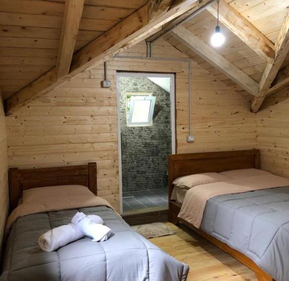 تختخواب و صبحانه Livadhi Guesthouse Komani Lake